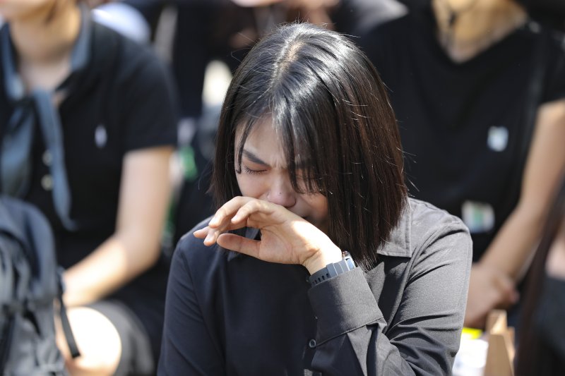 [서울=뉴시스] 김근수 기자 = 2일 오후 서울 영등포구 국회대로 앞에서 열린 50만 교원 총궐기 추모 집회에서 지난 7월 숨진 서이초 교사 대학·대학원 동기 동료가 추모 영상 도중 눈물을 흘리고 있다. 2023.09.02. ks@newsis.com