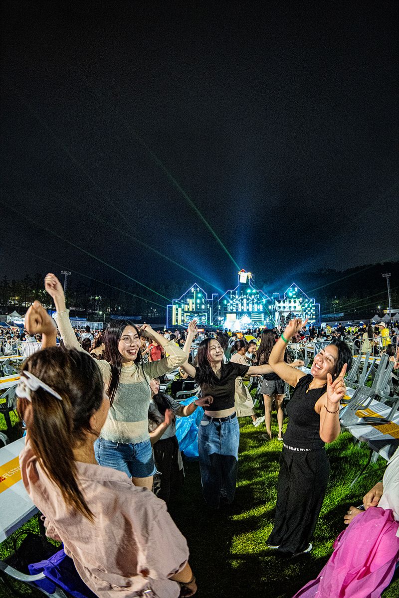 '2023 대구 치맥페스티벌' 행사장을 찾은 시민들이 축제를 만끽하고 있다.