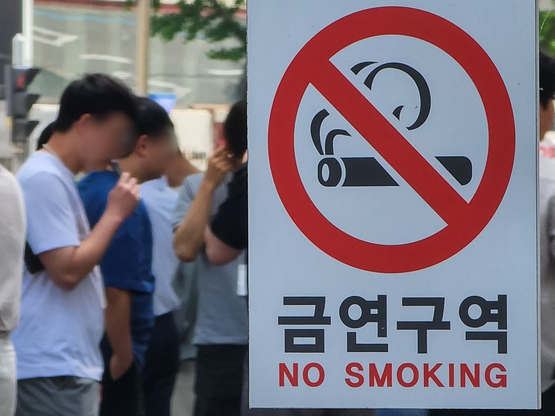 서울시내 거리에서 시민들이 흡연을 하고 있는 모습./뉴스1 ⓒ News1 유승관 기자