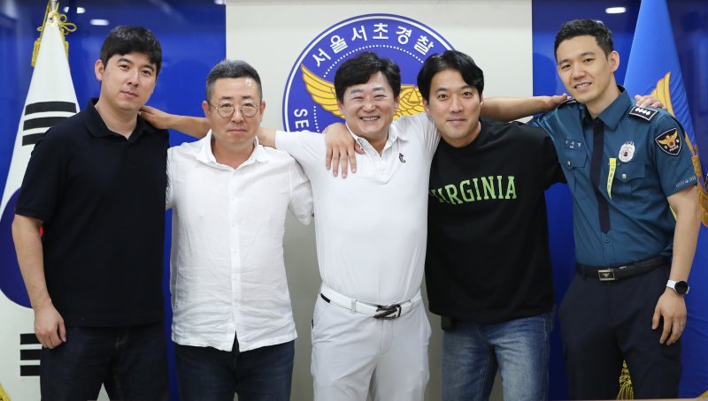 곽중석 서초경찰서 경감과 팀원들이 23일 서울 서초경찰서에서 뉴스1과 인터뷰를 하기 앞서 포즈를 취하고 있다. 2023.8.23/뉴스1 ⓒ News1 허경 기자