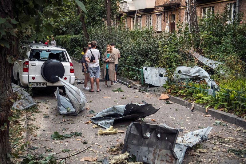 30일(현지시간) 우크라이나 키이우에서 러시아 군의 미사일 공격을 받은 아파트 앞에 잔해가 널려 있는 모습이 보인다. 2023.8.31 ⓒ 로이터=뉴스1 ⓒ News1 우동명 기자