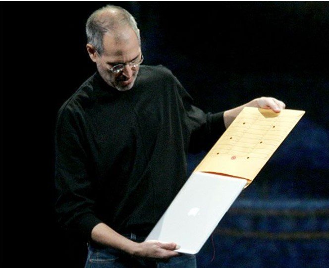 애플 창업자인 고(故) 스티브 잡스가 종이봉투에서 '맥북 에어'를 꺼내는 모습 (애플 유튜브 갈무리)