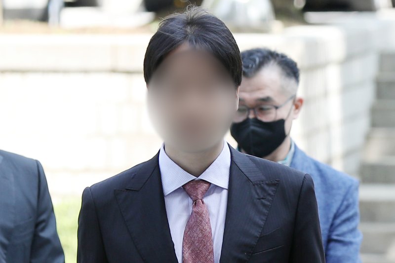 200억 원대 사기 대출에 관여한 혐의를 받는 더불어민주당 국회의원 아들 주모씨가 15일 오전 서울 서초구 서울중앙지방법원에서 열린 영장실질심사에 출석하고 있다. /사진=뉴스1