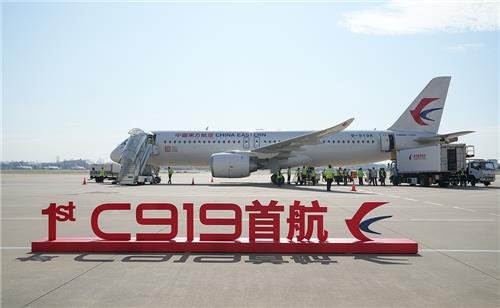 이륙 준비 중인 중국 자체개발 여객기 C919 [펑파이 캡처]