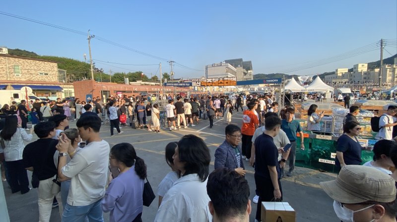 예산시장에서 개최된 ‘2023 예산맥주페스티벌’에서 방문객들이 맥주와 바베큐(아사도)를 맛보기 위해 줄을 서 있다.(예산군 제공)/뉴스1