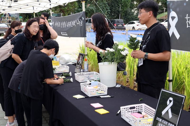 서이초 사망 교사의 49재...추모하는 시민들