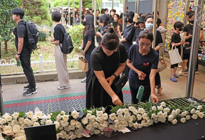 서이초 사망 교사의 49재...추모하는 시민들