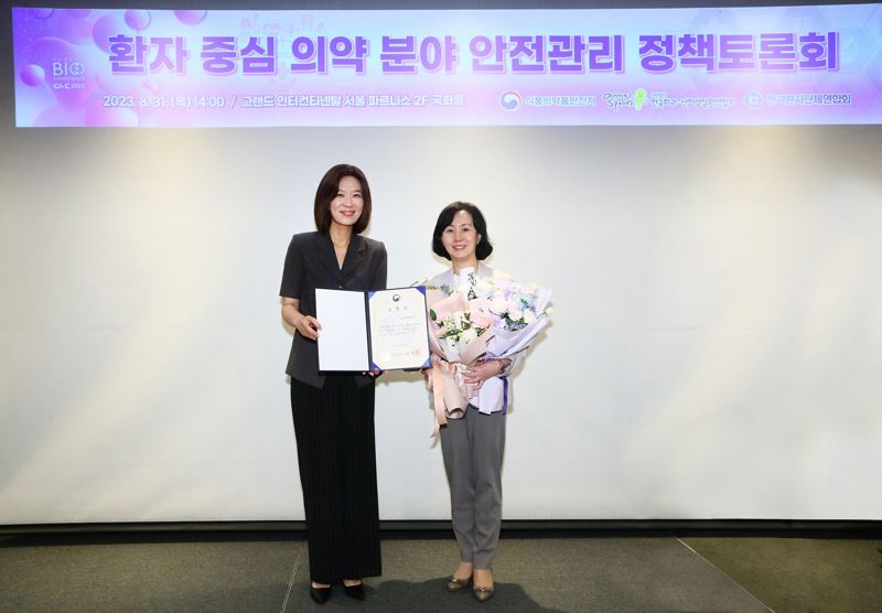 강소영 한국애브비 대표(오른쪽)이 글로벌 바이오 컨퍼런스(GBC)에서 식품의약품안전처장 표창을 수상하고 기념사진 쵤영을 하고 있다. 한국애브비 제공.