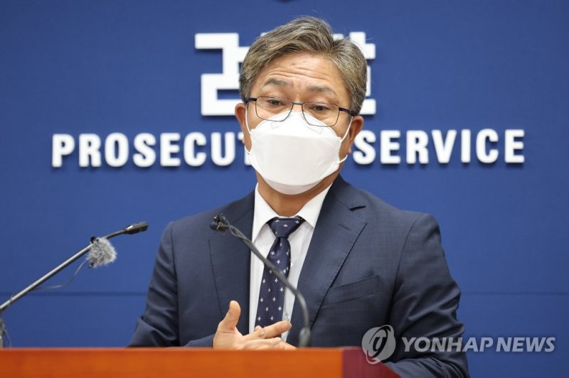 대검 반부패부, 경제 범죄 엄정 대응 브리핑 대검 반부패부, 경제 범죄 엄정 대응 브리핑 (서울=연합뉴스) 임화영 기자 = 신봉수 대검찰청 반부패부장이 21일 오전 서울 서초구 대검 기자실에서 '서민 대상 대규모 경제 범죄 엄정 대응 브리핑'을 하고 있다. 2022.7.21 hwayoung7@yna.co.kr (끝)