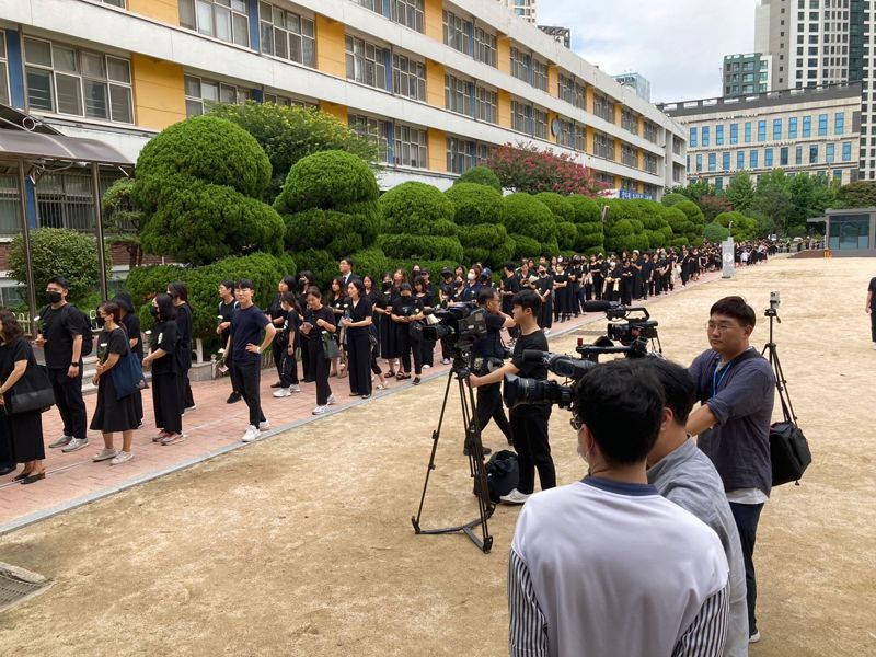 서이초 교사 추모제 간 이주호 "교육 전반 살펴볼 것"