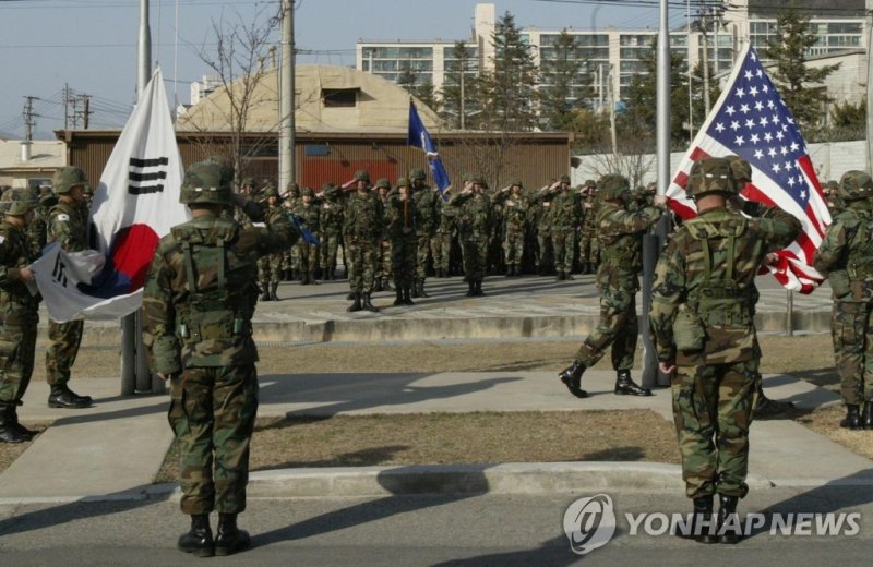 춘천 캠프 페이지 폐쇄식 29일 오후 강원도 춘천 캠프 페이지에서 열린 기지 폐쇄식에서 미군들이 양국 국기 하강식을 거행하고 있다./이해용/국방/ 2005.3.29 (춘천=연합뉴스) dmz@yna.co.kr <저작권자 ⓒ 2005 연 합 뉴 스. 무단전재-재배포 금지.>