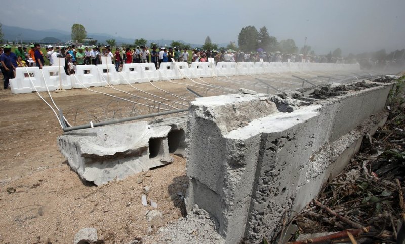 2013년 시민에 개방되는 춘천 캠프페이지 62년만에 개방되는 춘천 캠프페이지 (춘천=연합뉴스) 이상학 기자 = 8일 오전 강원 춘천시 옛 미군기지인 캠프페이지에서 62년간 닫혀 있던 부지를 전면 개방하는 축하행사가 열렸다. 이날 전면 개방은 지난 1951년 미군기지 비행장 건설로 문이 닫힌 지 62년 만, 부대가 폐쇄된 지 8년 만이다. 시민들이 개방의 의미를 담아 벽을 허무는 퍼포먼스를 벌이자 부지를 둘러싸고 있던 콘크리트 담이 무너져 내리고 있다. 2013.6.8 hak@yna.co.kr (끝)