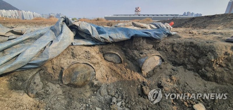 2020년 춘천 캠프페이지 터에 매립된 유류통 춘천 캠프페이지터에 매립된 유류통 (춘천=연합뉴스) 이상학 기자 = 27일 오후 강원 춘천시의 옛 미군기지터인 캠프페이지 부지에서 땅속에 매립된 유류통 수십개가 발견됐다. 2020.10.27 hak@yna.co.kr (끝)