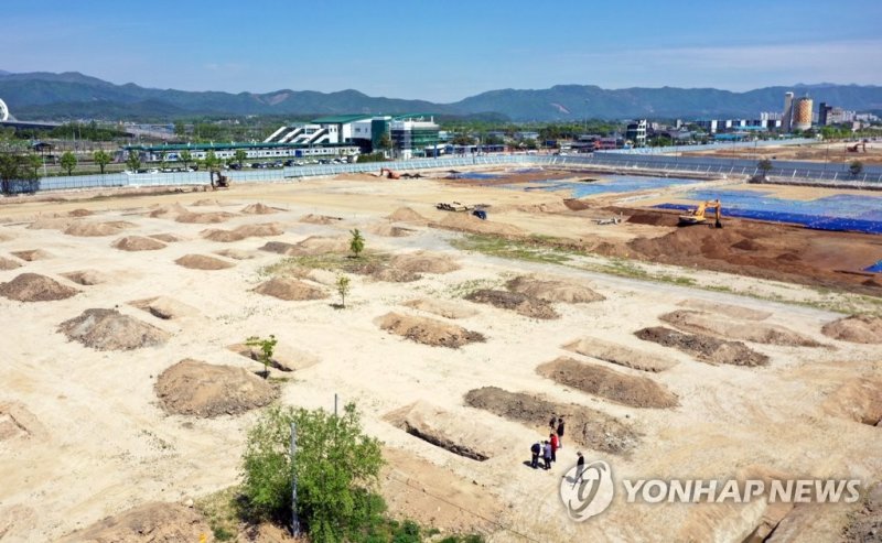 춘천 한복판 옛 캠프페이지 부지 문화재 발굴 춘천 한복판 옛 캠프페이지 부지 (춘천=연합뉴스) 이상학 기자 = 강원 춘천시 근화동의 도심 한복판 옛 미군기지터인 캠프페이지 전경. 춘천시는 개발을 앞두고 문화재 시굴과정에서 최근 기름띠가 발견된 것과 관련해 오염여부 현장조사를 벌이고 있다. 2020.5.8 hak@yna.co.kr (끝)