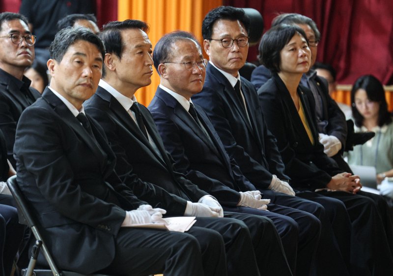 지난 4일 오후 서울 서초구 서이초등학교에서 서이초 사망 교사 49재 추모제가 열리고 있다. 왼쪽부터 이주호 부총리 겸 교육부장관, 임태희 경기도 교육감, 윤재옥 국민의힘 원내대표, 박광온 더불어민주당 원내대표, 이정미 정의당 대표. (공동취재사진)