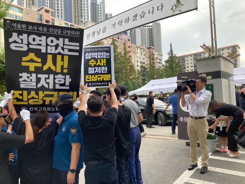 4일 서울 서초구 서이초등학교 교문 앞에서 이 학교 여교사의 사망사건에 대한 성역 없는 수사와 진상규명을 요구하는 모임을 경찰이 저지하고 있다. 사진=김경수 기자