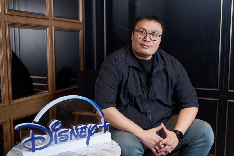 웹툰 작가 강풀은 자신의 작품을 원작으로 한 디즈니+ 오리지널 시리즈 '무빙'의 대본을 직접 썼다.