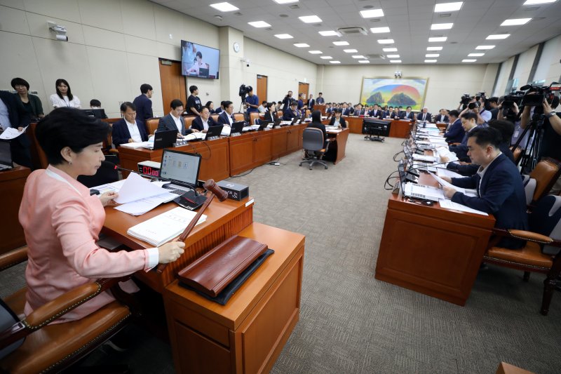 지난달 4일 오후 서울 여의도 국회에서 열린 국회 정무위원회 전체회의에서 백혜련 정무위 위원장이 개회를 선언하고 있다. 사진=뉴시스