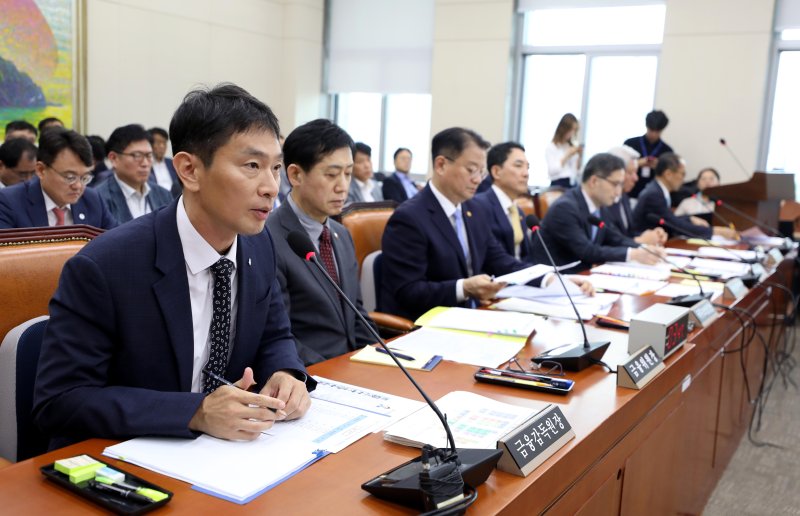 지난달 4일 오후 서울 여의도 국회에서 열린 국회 정무위원회 전체회의에서 이복현 금융감독원장이 의원의 질의에 답변하고 있다. 사진=뉴시스