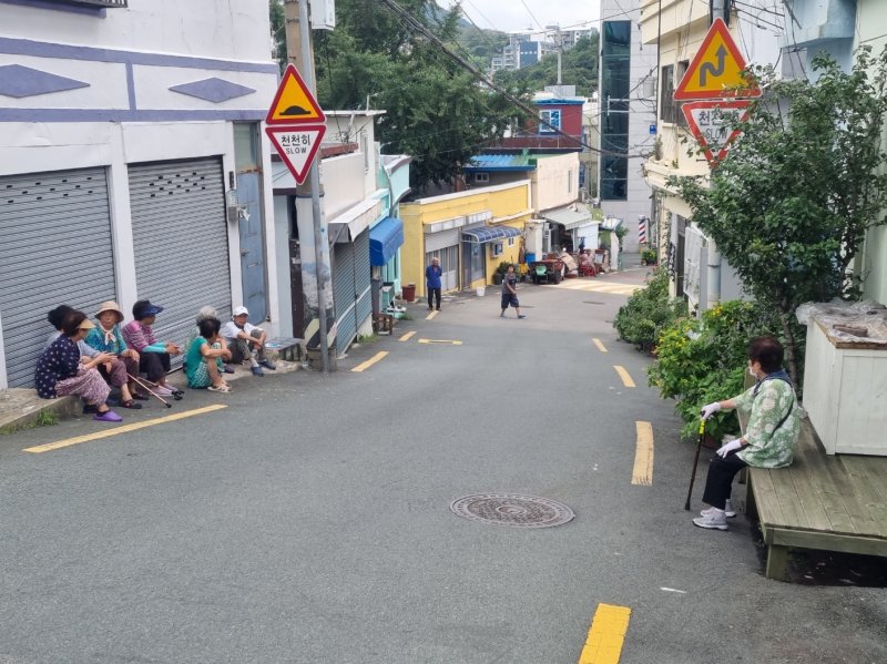 4일 부산 서구 아미동의 한 도로. 주민들이 도로가에 모여 앉아 이야기를 나누고 있다./뉴스1 권영지 기자