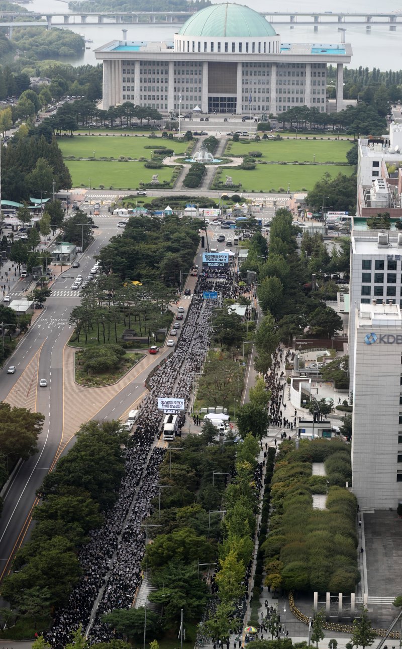 4일 오후 서울 영등포구 국회의사당 앞에서 '서이초 사망교사 49재 추모 집회'가 진행되고 있다. 이날 주최측 추산으로 5만여명이 집회에 참석했다. 뉴시스