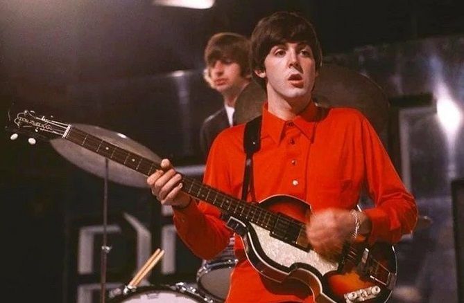 1964년 비틀스의 폴 매카트니가 그의 베이스 기타를 연주하고 있다. 사진 속 기타는 1969년 사라져 지금까지 찾아내지 못했다. 출처=텔레그래프, 매일경제