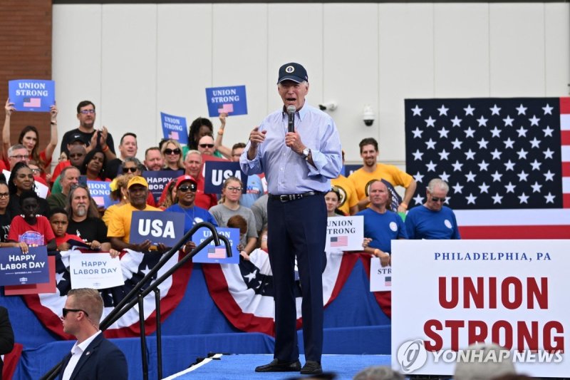 조 바이든 미국 대통령이 4일(현지시간) 펜실베이니아주 필라델피아에서 철강 근로자들을 상대로 연설하고 있다.AFP연합뉴스