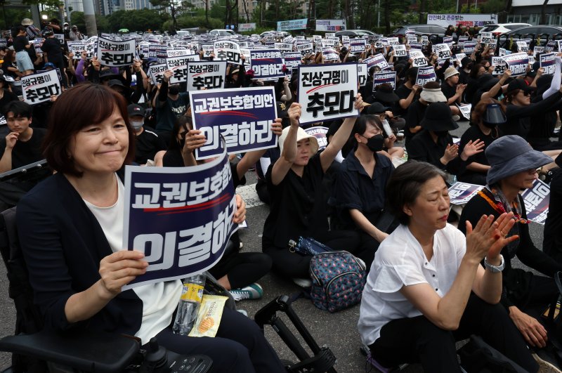 여야 '교권 회복·교사 징계 철회' 한 목소리 "외로운 섬으로 놔두지 않겠다"