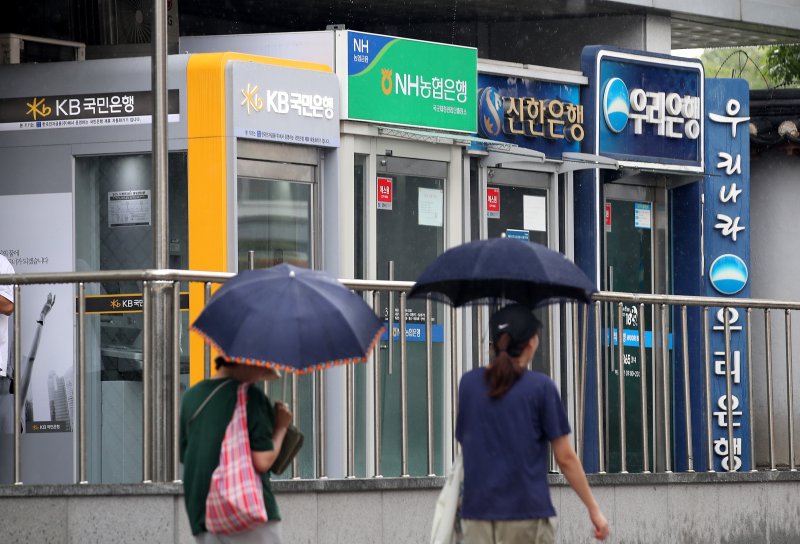 서울 시내 시중은행 ATM 앞으로 시민들이 지나가고 있다. 2023.8.22/뉴스1 ⓒ News1 박지혜 기자