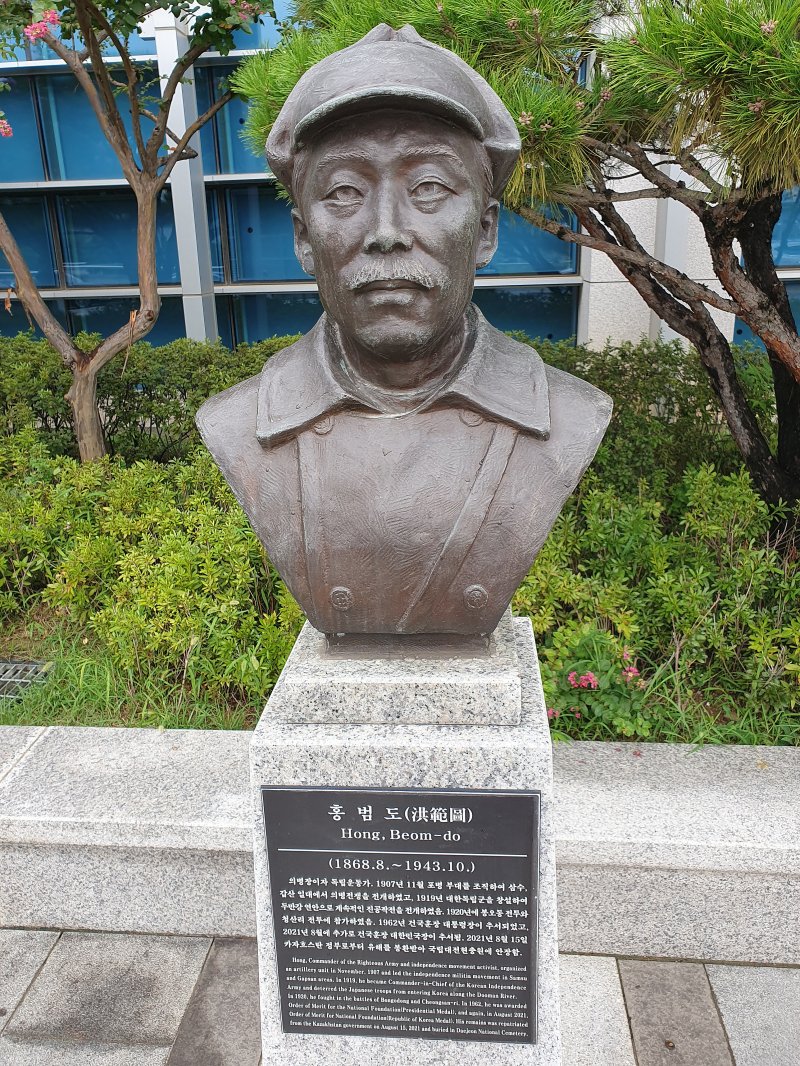 군이 육군사관학교 뿐만 아니라 국방부 청사 앞에 설치된 고(故) 홍범도 장군 흉상에 대해서도 '필요시 이전'을 검토하겠다고 밝혔다. 사진은 28일 서울 용산구 국방부 청사 앞에 설치된 고(故) 홍범도 장군 흉상 모습. 2023.8.28/뉴스1 ⓒ News1 박응진 기자 /사진=뉴스1