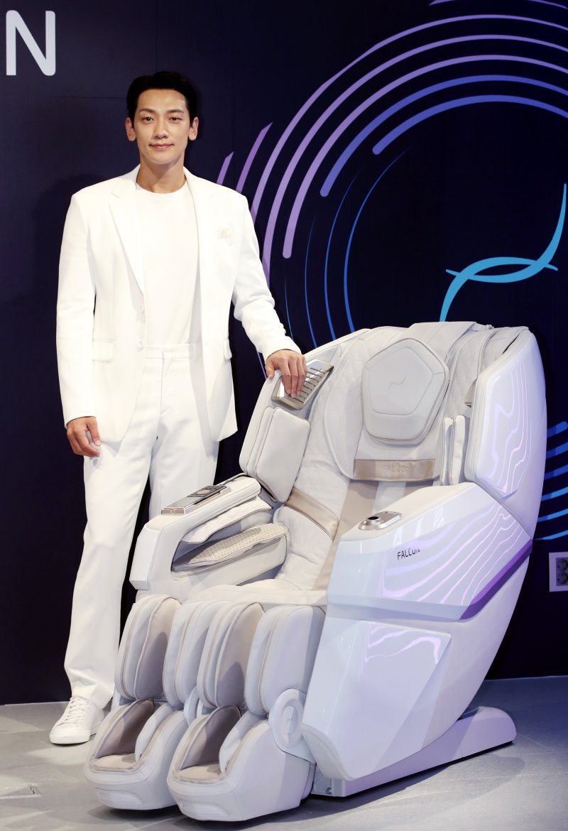 [서울=뉴시스] 김진아 기자 = 가수 겸 배우 비가 5일 서울 강남구 바디프랜드에서 열린 '팔콘(Falcon) 론칭 컨퍼런스'에서 포즈를 취하고 있다. '팔콘'은 두 다리가 독립적으로 구동되는 로보워킹 테크놀로지를 접목한 콤팩트 사이즈 안마의자이다. 2023.09.05. bluesoda@newsis.com