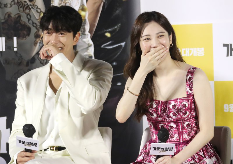 배우 윤현민과 유라(오른쪽)가 5일 서울 CGV 용산아이파크몰에서 열린 영화 ‘가문의 영광: 리턴즈’ 제작보고회에서 미소를 짓고 있다. ‘가문의 영광: 리턴즈’는 잘나가는 스타 작가 ‘대서’(윤현민 분)와 가문의 막내딸 ‘진경’(유라 분)을 결혼시키기 위해, 온갖 음모를 꾸미는 장씨 가문의 사생결단 결혼성사 대작전을 그린 작품이다. 2023.9.5/뉴스1 ⓒ News1 권현진 기자