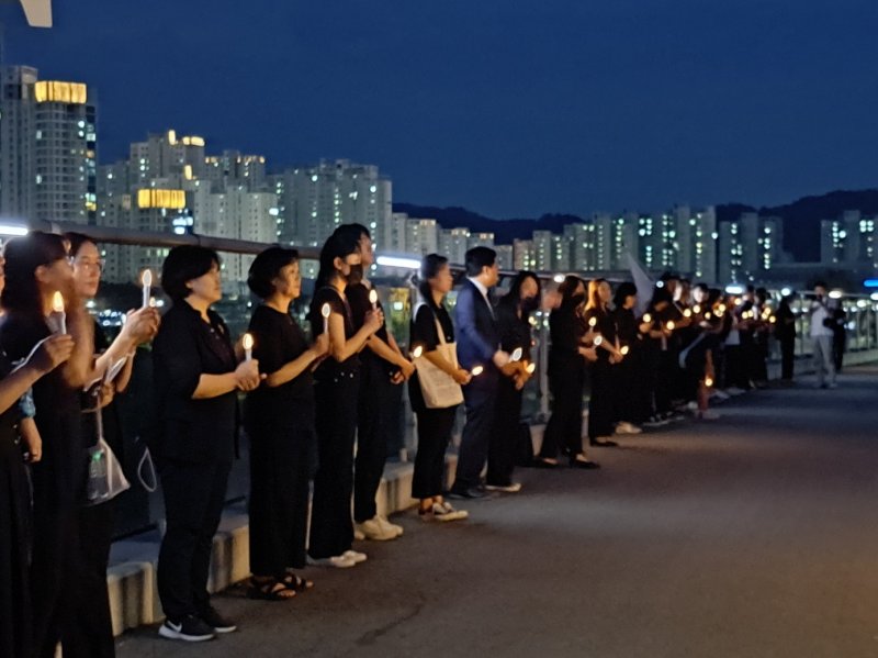4일 오후 7시 세종시 금강보행교(이응다리)에서 진행된 '서이초등학교 교사 추모 및 세종교육 다시 잇기' 행사. / 뉴스1