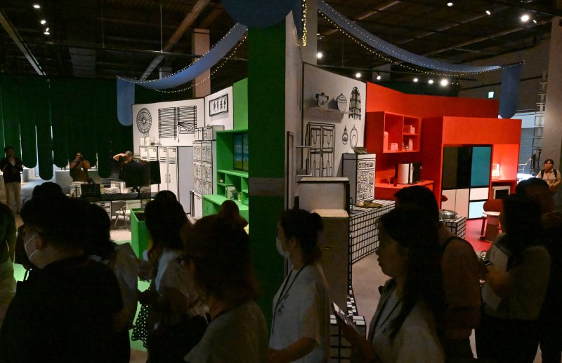 [광주=뉴시스] 김혜인 기자 = 제10회 광주디자인비엔날레 개막 이틀 전인 5일 오전 광주 북구 용봉동 광주비엔날레전시관 테크놀로지 1관에서 진화#1_홈(한서디자인융합센터·디엑스랩·테드웍스)작품이 전시돼 있다. 광주디자인비엔날레 전시는 오는 7일부터 11월 7일까지 62일간 광주비엔날레 전시관과 지역 곳곳에서 '디자인을 만나다'를 주제로 열린다. 2023.09.05. hyein0342@newsis.com