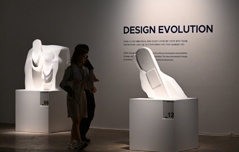 [광주=뉴시스] 김혜인 기자 = 제10회 광주디자인비엔날레 개막 이틀 전인 5일 오전 광주 북구 용봉동 광주비엔날레전시관에서 미디어데이가 열리고 있다. 광주디자인비엔날레 전시는 오는 7일부터 11월 7일까지 62일간 광주비엔날레 전시관과 지역 곳곳에서 '디자인을 만나다'를 주제로 열린다. 2023.09.05. hyein0342@newsis.com