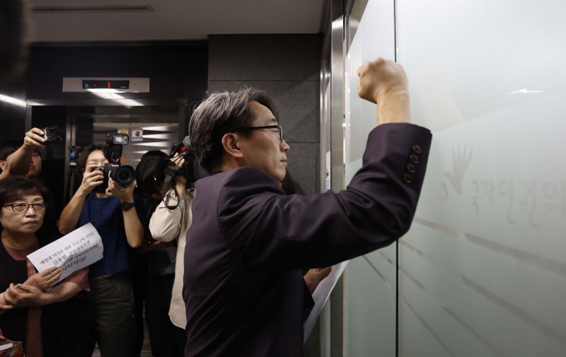 윤일병, 이예람 중사 유족과 군인권센터 관계자들이 5일 오후 서울 중구 국가인권위원회 앞에서 인권위의 박정훈 대령 긴급구제 조치 기각과 관련한 기자회견을 마친 뒤 군인권보호관실에 항의 방문을 하고 있다. /사진=뉴시스