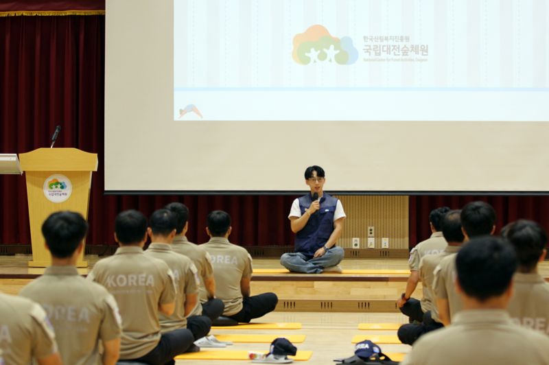 5일 한국산림복지진흥원 국립대전숲체원(대전 유성구) 강당에서 산림청 소속 캐나다 산불 진화 대한민국 해외긴급구호대(KDRT) 대원들이 산림치유프로그램(소도구 이완 운동)에 참여하고 있다. 한국산림복지진흥원 제공