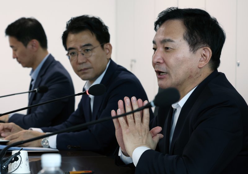 원희룡 국토교통부 장관이 5일 오후 서울 용산구 한국인터넷광고재단에서 열린 소규모주택 관리비 투명화 방안 이행 상황점검 회의에서 발언을 하고 있다. 이날 점검 회의에는 공인중개사협회를 비롯해 네이버 부동산과 부동산119, 직방, 다방, 피터팬의 좋은방 구하기를 운영하는 두꺼비세상 관계자 및 청년 중계사 등이 참석했다. 2023.9.5/뉴스1 ⓒ News1 박정호 기자
