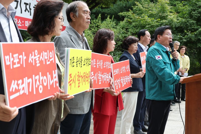 박강수 마포구청장이 지난 4일 오전 서울 마포구 상암동 자원회수시설 앞에서 서울시의 쓰레기소각장 신설 결정에 대한 반대 입장을 밝히는 기자회견을 하고 있다. 연합뉴스