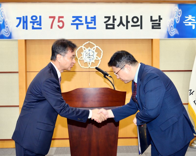 스팸문자로 불법경마 단속한 마사회, 감사원 모범사례로 뽑혀 표창 받아