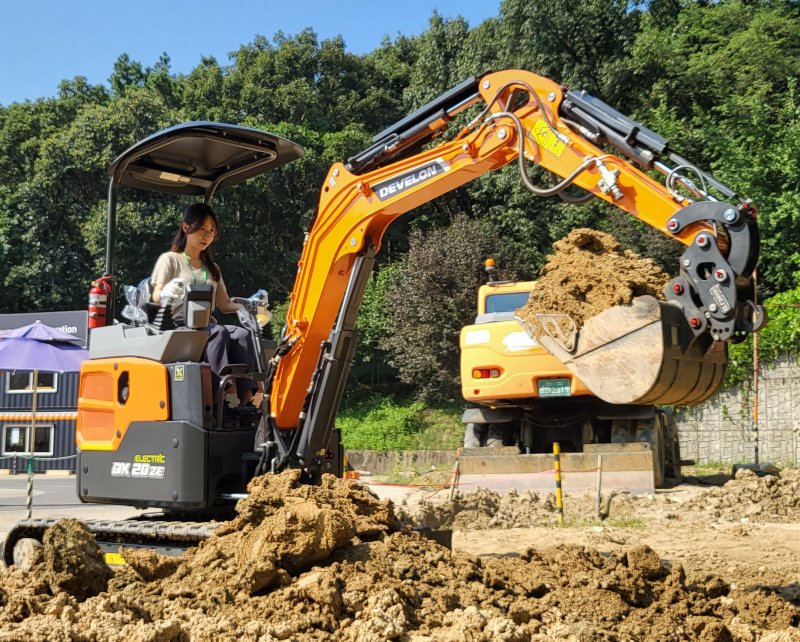 본지 홍요은 기자가 지난 1일 경기 안산시 HD현대인프라코어 안산기술교육센터에서 1.7t급 디벨론 전기굴착기'DX20ZE'로 작업 체험을 하고 있다. HD현대인프라코어 제공