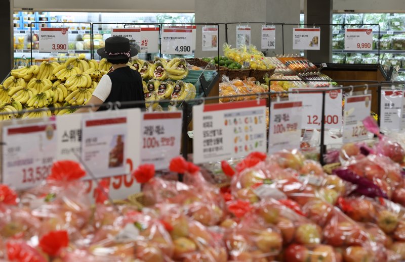 8월 소비자물가가 지난해보다 3.4% 상승했다. 5일 오후 서울시내 한 대형마트 과일매장. 뉴시스