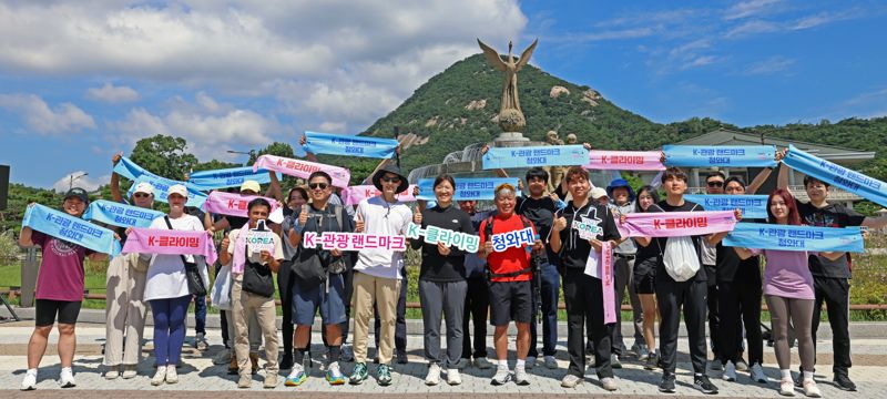 "K-클라이밍의 진수"···장미란 2차관, 청와대 권역 등산코스 답사