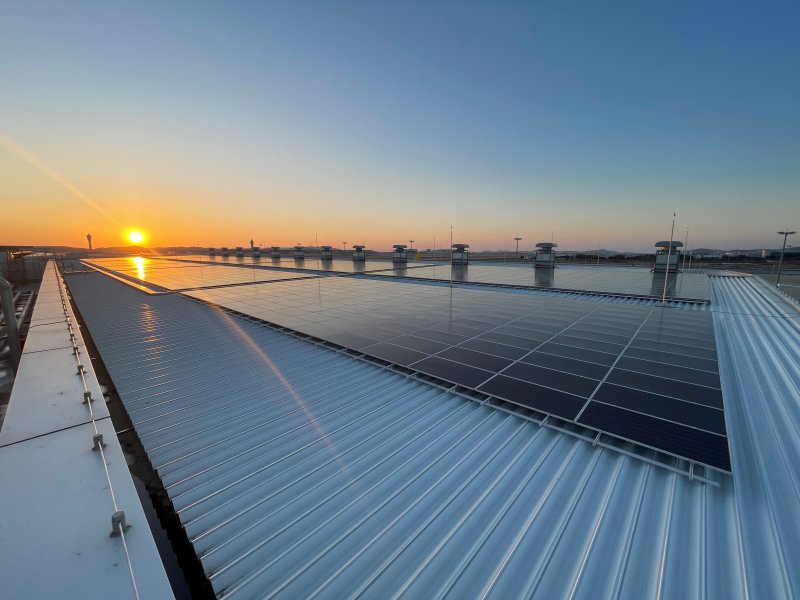 DHL 인천 게이트웨이 건물 상부 태양광 패널 이미지((DHL 익스프레스코리아 제공)