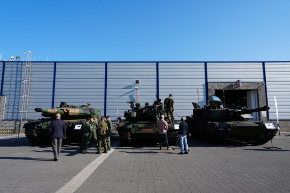 지난 5일(현지시간) 폴란드 키엘체에서 열린 MSPO 방위산업전시회 전시장 외부에서 K2 전차가 레오파드 전차(왼쪽)와 에이브람스 전차(오른쪽) 전차 사이 전시되어 있다. 사진=한국방위산업진흥회 제공