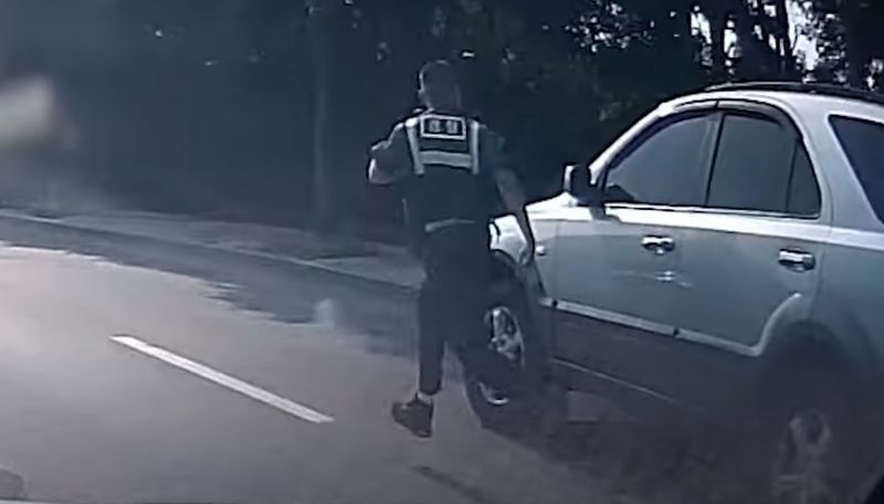 경찰의 정차 지시를 무시하고 달아나는 차량을 쫓아가는 경찰관. /사진=경찰청 유튜브