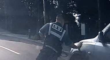 경찰의 정차 지시를 무시하고 달아나는 차량을 쫓아가는 경찰관. /영상=경찰청 유튜브
