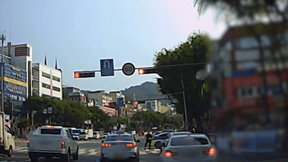 포기하지 않고 달아나는 차량을 쫓는 경찰관. /영상=경찰청 유튜브