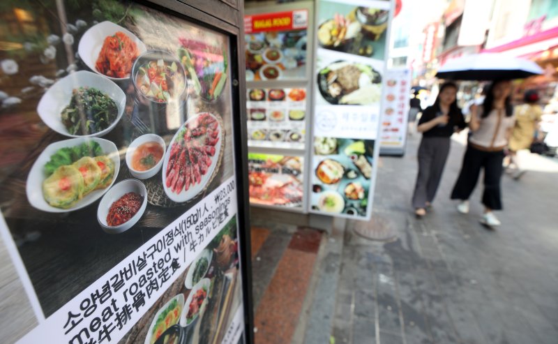 서울 중구 명동 거리에 위치한 한 음식점 앞에 메뉴 입간판이 놓여 있다. /사진=뉴스1