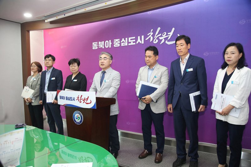 [창원=뉴시스] 강경국 기자 = 김화영 경남 창원시 마산회원구청장이 6일 시청 프레스센터에서 청년 소통공간 조성 사업에 대해 브리핑을 하고 있다. (사진=창원시청 제공). 2023.09.06. photo@newsis.com *재판매 및 DB 금지